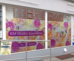 Polepy oken a vloh KM Studio kosmetika