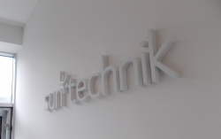 3D Logo Suntechnik bílé nápis interier