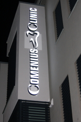 3D reklama Commenius Clinic noční pohled.